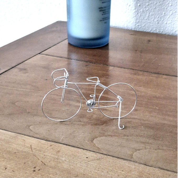 Vélo de course en fil de fer