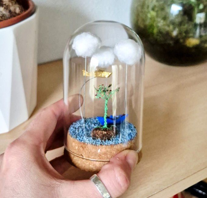 Cloche de verre avec origamis miniatures 