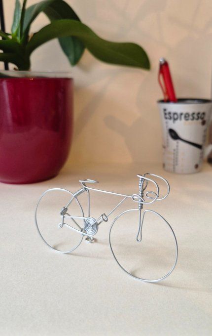 Vélo de course en fil de fer