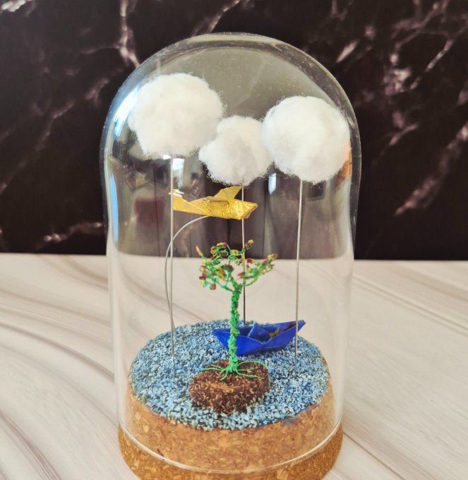 Cloche de verre avec origamis miniatures